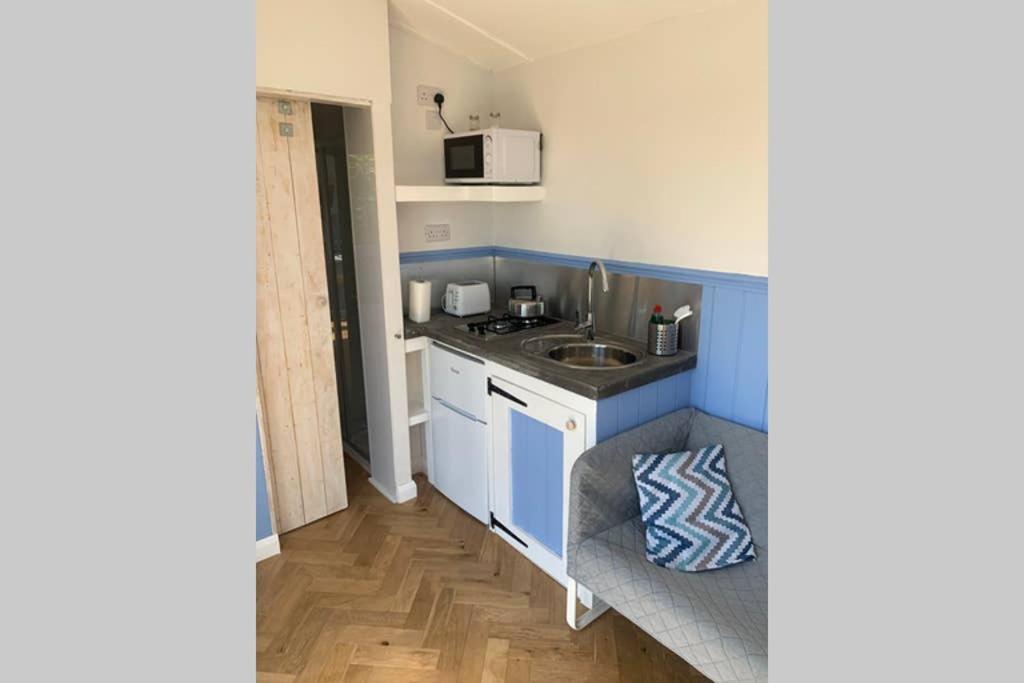 Ferienwohnung Apple Tree Hut Tenby Exterior foto